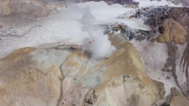 Fümerollü ve buzullu Mutnovsky volkan kraterinin hava aracı görüntüleri.