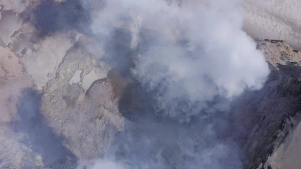 Imágenes aéreas del dron tomadas dentro del cráter del volcán Mutnovsky con fumarolas — Vídeos de Stock