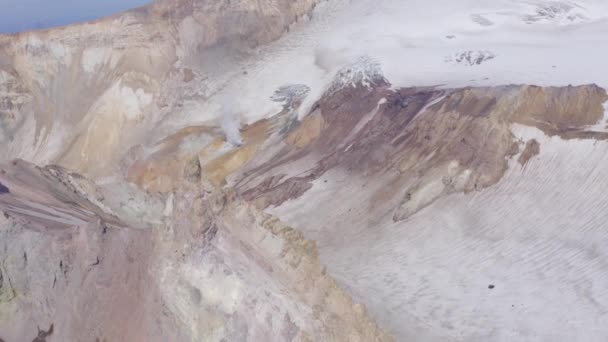 Imágenes aéreas de drones del cráter del volcán Mutnovsky con fumarolas y glaciares — Vídeos de Stock