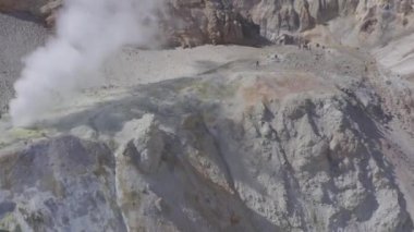 Fümerollü ve buzullu Mutnovsky volkan kraterinin hava aracı görüntüleri.