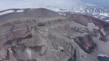 Gorely volkanı krateri. Kamçatka Yarımadası, Rusya