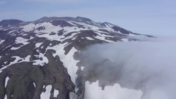 Rekaman udara dari puncak Gorely Volcano naik di atas kabut. Kamchatka, Rusia — Stok Video