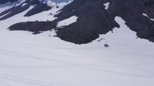 Superlastebilsjåfør som sklir i snødekte skråninger – stockvideo