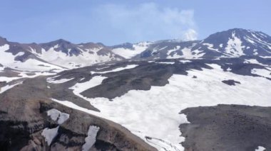Yazın Mutnovsky Volkanı manzarası. Kamçatka, Rusya