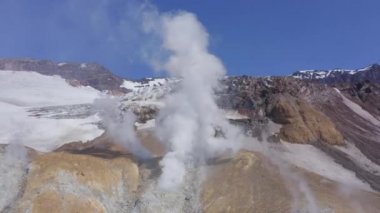 Fümerollü ve buzullu Mutnovsky volkan kraterinin hava aracı görüntüleri.