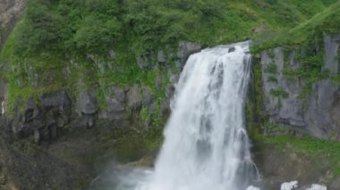 Kamçatka Yarımadası 'ndaki Sakin Şelale, Rusya