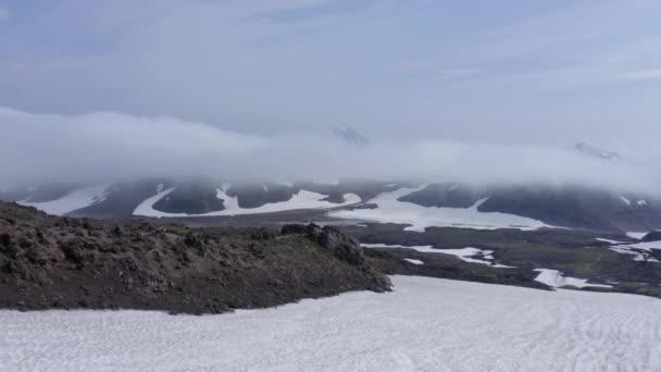 A Gorely vulkán magmakő mezejét köd borítja. Kamcsatka, Oroszország — Stock videók