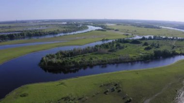 Nehir manzarası ve kırsal alandaki yeşil alanlar