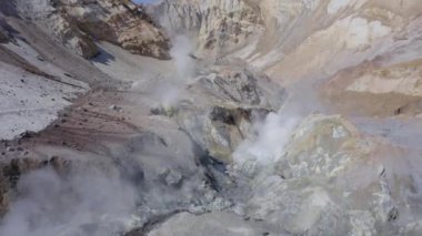Fümerollü ve buzullu Mutnovsky volkan kraterinin hava aracı görüntüleri.