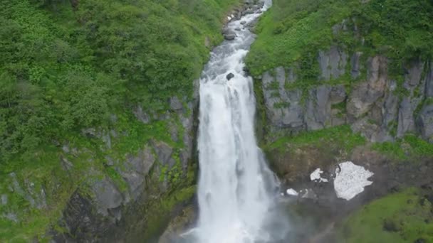 De kalme waterval op het schiereiland Kamtsjatka, Rusland — Stockvideo