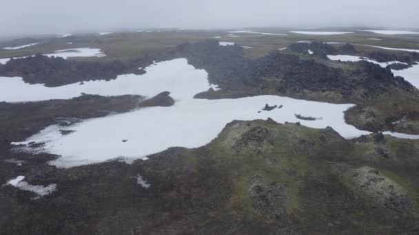 O campo de pedra magma do vulcão de Gorely coberto com nevoeiro. Kamchatka, Rússia — Vídeo de Stock