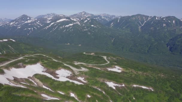 Bela paisagem montanhosa de Vilyuchinsky Pass no dia ensolarado. Península de Kamchatka, Rússia — Vídeo de Stock