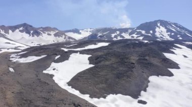 Yazın Mutnovsky Volkanı manzarası. Kamçatka, Rusya