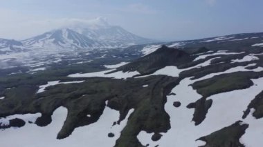 Yazın Mutnovsky Volkanı manzarası. Kamçatka, Rusya