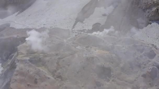 Fümerollü ve buzullu Mutnovsky volkan kraterinin hava aracı görüntüleri. — Stok video