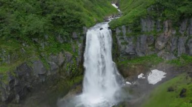 Kamçatka Yarımadası 'ndaki Sakin Şelale, Rusya