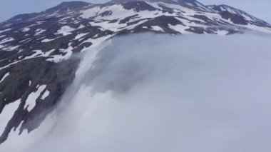 Sisin üzerinde yükselen Gorely Volkanik tepelerinin hava görüntüleri. Kamçatka, Rusya