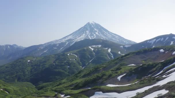 Bela paisagem montanhosa do Vulcão Vilyuchinsky no dia ensolarado. Península de Kamchatka, Rússia — Vídeo de Stock