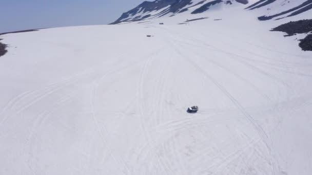 Super truck driver sliding the snowy slope — Stock Video