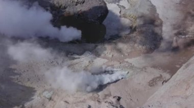 Fümerollü Mutnovsky volkan kraterinin üstünde.