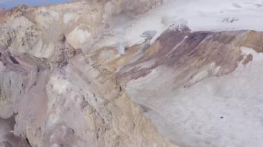 Fümerollü ve buzullu Mutnovsky volkan kraterinin hava aracı görüntüleri.