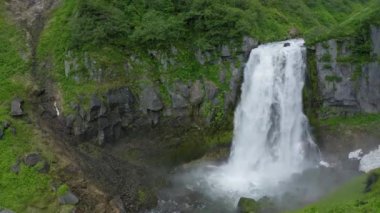 Kamçatka Yarımadası 'ndaki Sakin Şelale, Rusya