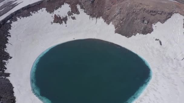 El lago azul en el cráter del volcán Gorely. Península de Kamchatka, Rusia — Vídeos de Stock