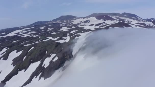 Imagens aéreas dos picos do vulcão Gorely subindo acima do nevoeiro. Kamchatka, Rússia — Vídeo de Stock