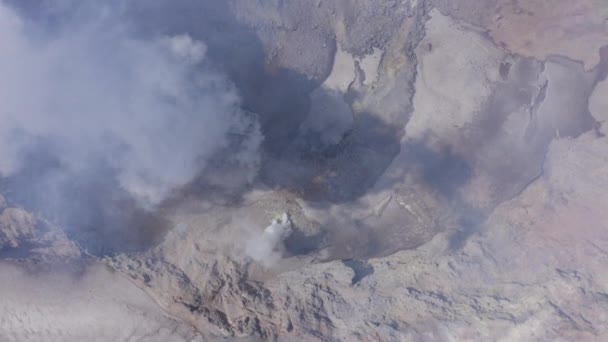 Над кратером вулкана Мутновский с фумаролами — стоковое видео