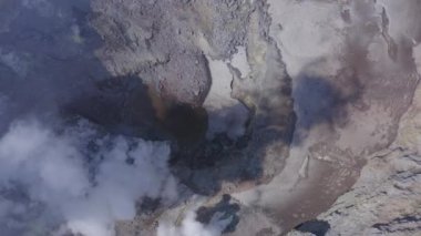 Fümerollü Mutnovsky volkan kraterinin üstünde.
