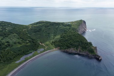 Pasifik Okyanusu 'ndaki yeşil çimlerle kaplı Avacha Körfezi kıyısındaki Kamçatka Yarımadasındaki Mayachny Burnu' nun insansız hava aracı fotoğrafı.