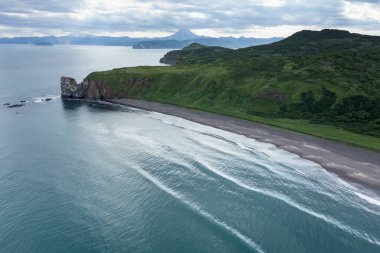 Khalaktyrsky plajı ve Kamçatka yarımadasında kayalık Cape Vertical. Rusya, Pasifik Okyanusu