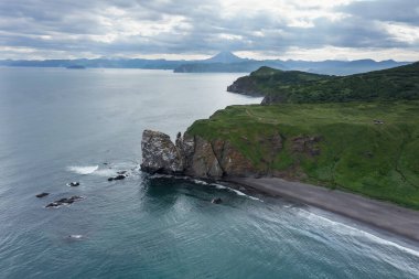 Khalaktyrsky plajı ve Kamçatka yarımadasında kayalık Cape Vertical. Rusya, Pasifik Okyanusu
