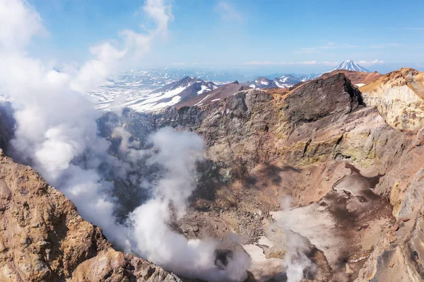 Flygfoto av Mutnovsky vulkan krater med fumaroler — Stockfoto