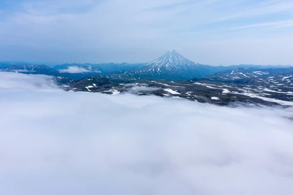 Vilyuchinskijvulkanen reser sig ovanför dimman. Kamtjatka halvön, Ryssland — Stockfoto