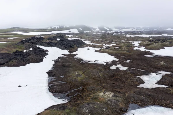 Gorely volkanının magma taşı alanı sisle kaplıydı. Kamçatka, Rusya