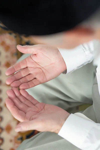 Dua eden eller. Seçici odak