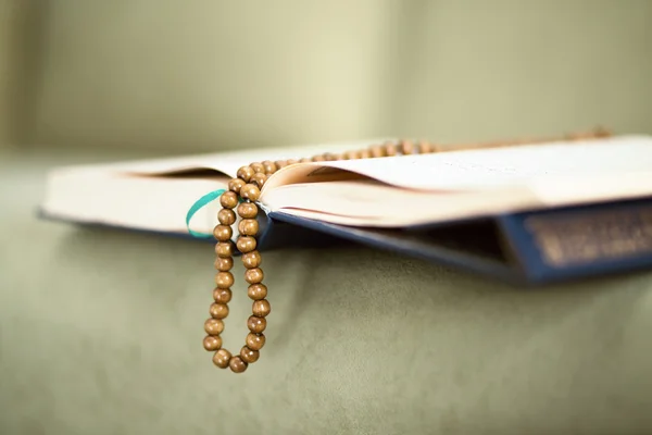 Koran mit Rosenkranzperlen — Stockfoto