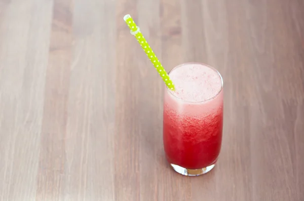 Un vaso de batido de sandía fresca sobre fondo de madera — Foto de Stock