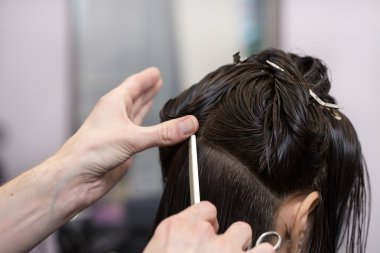 Onu saç kesimi olan bir esmer kız