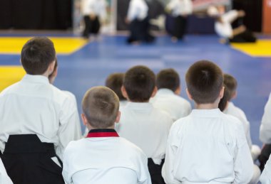 Kimono ve hakama tatami dövüş sanatları seminer üzerinde oturan çocuklar