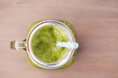 Bir mason kavanoza yeşil smoothie