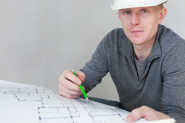 A construction worker checking documents — Stock Photo, Image