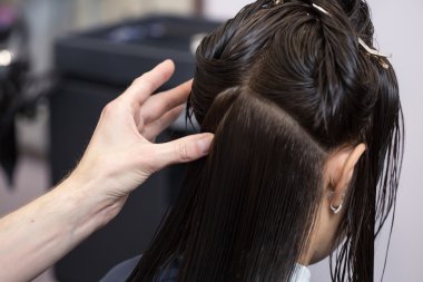 Onu saç kesimi olan bir esmer kız