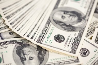 Yüz ABD Doları faturaları yığını