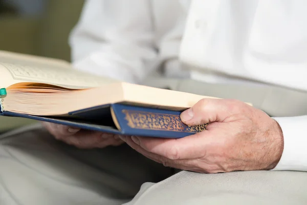 An old mans hands holding the Koran — Stock Photo, Image