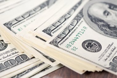 Yüz ABD Doları faturaları yığını