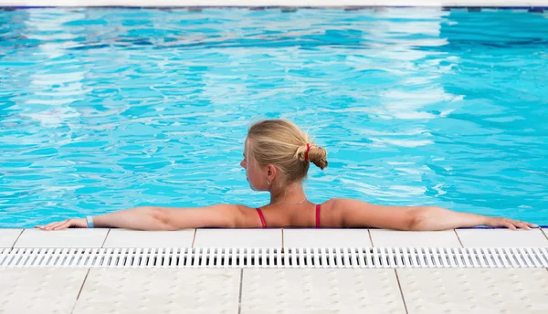 Hermosa mujer relajándose en una piscina — Foto de Stock