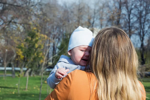 Маленька дитина плаче на плечі матері — стокове фото
