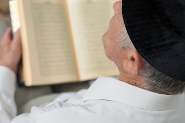 Bir ihtiyar Kur'an okuma. Seçici odak